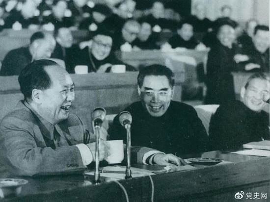 1962年初,毛泽东和周恩来、陈云在中共中央召开的扩大的中央工作会议(即七千人大会)上。