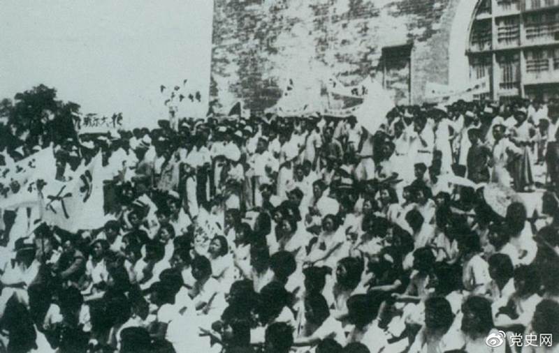 1936年6月13日,北平学生与市民在鼓楼前举行声势浩大的抗日集会。