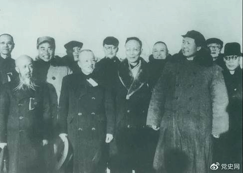 1949年3月,各界人士代表在北京西苑机场同毛泽东、朱德等留影。