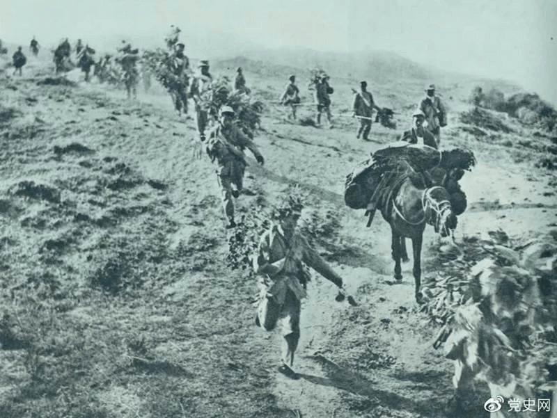 图为1947年5月在孟良崮战役中,华东野战军向孟良崮挺进。