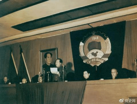 1953年2月7日,毛泽东在中国人民政治协商会议上发表讲话。