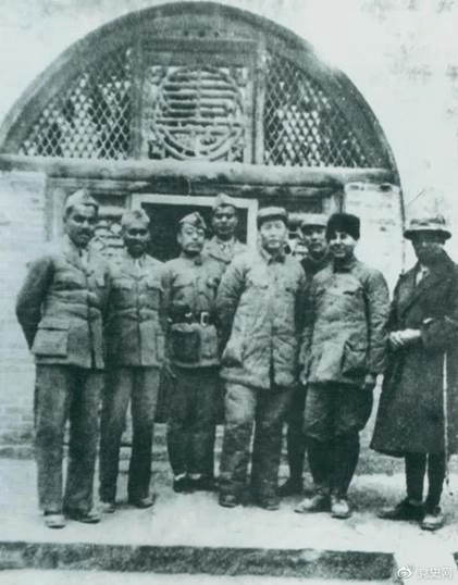 1939年3月15日,毛泽东在延安会见印度援华医疗队全体人员。