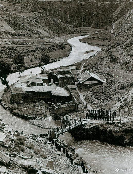 1935年6月12日,中央红军先头部队在夹金山北麓四川懋功达维镇同红四方面军先头部队胜利会师。图为当年的会师桥。