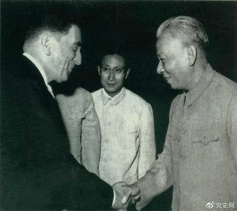 1964年1月27日,中法两国建立外交关系。图为法国驻华大使向刘少奇主席递交国书。 1964年1月27日,中法两国建立外交关系。图为法国驻华大使向刘少奇主席递交国书。