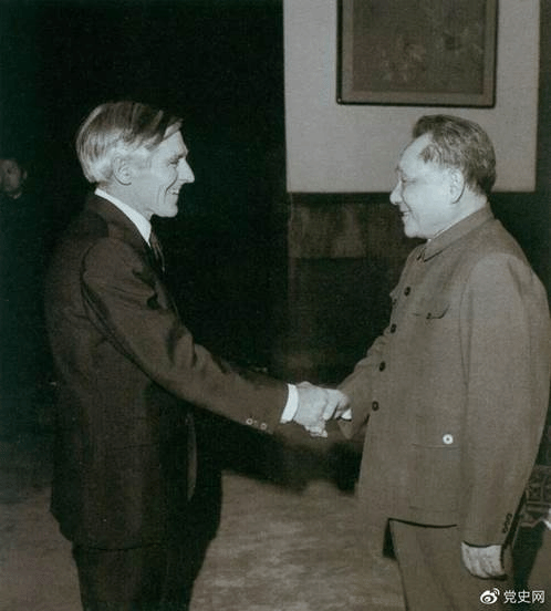 1981年1月26日,邓小平对来访的澳大利亚外长斯特里特说,我们要写个文件,主要是总结建国以来的历史经验。