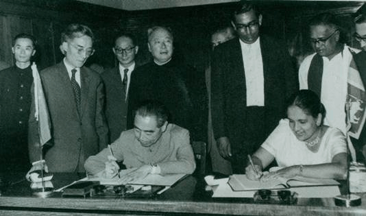 1964年2月26日至29日,周恩来访问锡兰(今斯里兰卡)时,和总理西丽马沃·班达拉奈克夫人签署中锡联合公报。