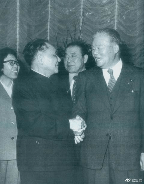 1979年2月7日,邓小平访问日本期间,同日本首相大平正芳会谈。