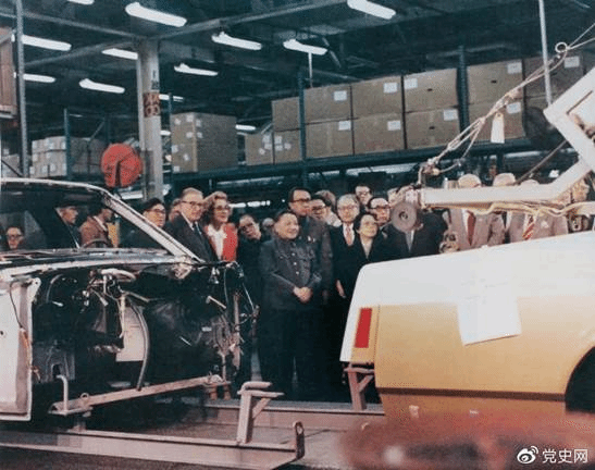1979年2月1日,邓小平参观福特汽车公司装配厂,并观看了汽车装配线的整个生产过程。