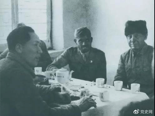 1939年2月14日,毛泽东与印度援华医疗队成员爱德华(右一)、柯棣华(右二)亲切交谈。